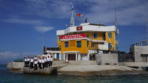 Marineoffiziere besuchen zum Neujahr Insel Sinh Ton